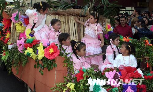  9月21日，巴拉圭儿童在首都亚松森街头参加花车游行，庆祝春天到来。