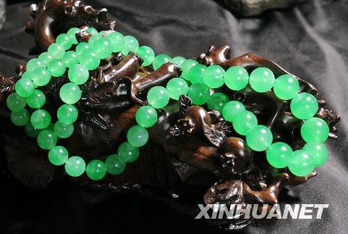 这是七彩云南绝世翡翠珠链（9月22日摄）。9月22日，北京七彩云南翡翠珠宝商城举行绝世翡翠发布暨征名活动仪式，向公众展示一条翡翠珠链，并设10万元大奖面向全球征名。这条翡翠珠链由57颗“老坑玻璃种”的翡翠珠子串成，珠子晶莹剔透、圆润饱满、翠绿均匀。 新华社记者王呈选摄 