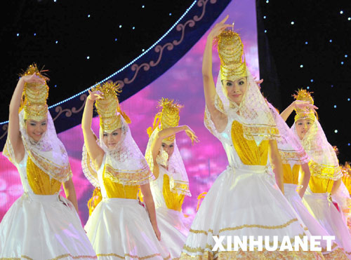 9月23日，舞蹈演员在表演舞蹈《礼赞·盖碗迎宾客》。当日，庆祝宁夏回族自治区成立50周年的大型歌舞晚会《盛世回乡》在宁夏人民会堂举行