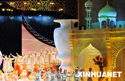 9月23日，演员表演回族歌舞节目。当日，庆祝宁夏回族自治区成立50周年的大型歌舞晚会《盛世回乡》在宁夏人民会堂举行