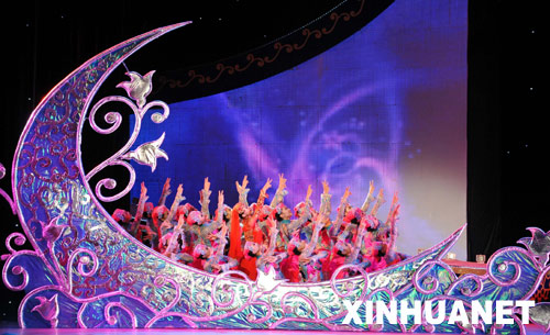 9月23日，演员在表演歌舞节目。当日，庆祝宁夏回族自治区成立50周年的大型歌舞晚会《盛世回乡》在宁夏人民会堂举行