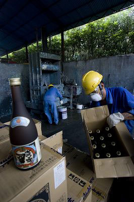 日本の「問題焼酎」の影響を受け、上海出入國検査検疫局は24日、日本のアサヒビールが生産した問題の焼酎2萬3520本を廃棄し、全ての処分は25日に終了する予定だ。