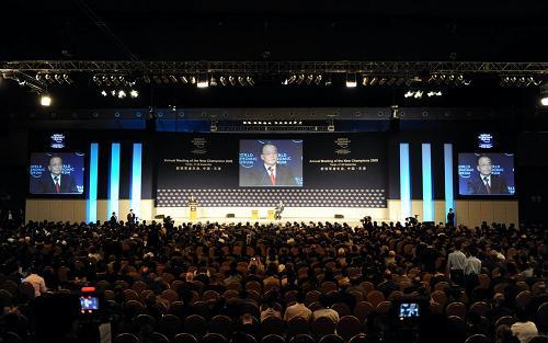 2008夏季ダボスフォーラム(第2回夏季ダボス会議)および世界経済フォーラムの新リーダーによる年次総会が27日、天津で開幕した。温家宝総理は開幕式でテーマ演説した。