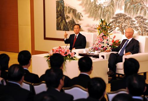 9月27日、温家宝総理天津でと夏季ダボス会議出席の企業家らと座談し、そして企業家らの質問に答えた。