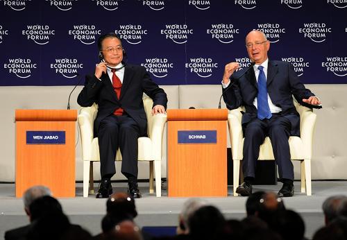 9月27日、中国の温家宝国務院総理は天津で、第2回(天津)夏季ダボス会議（夏季ダボス会議）で演説を行った後、世界経済フォーラムのシュワーブ会長との質問応答を行った。