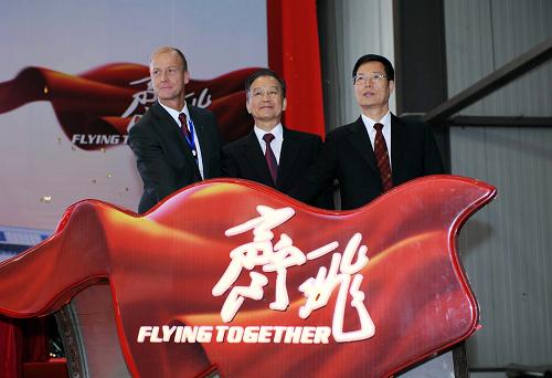 9月28日、エアバスA320シリーズの天津組み立てライン稼動開始祝賀式典が天津市の臨海新区で行われた。中国国務院の温家宝総理(真ん中)は式典に出席した。