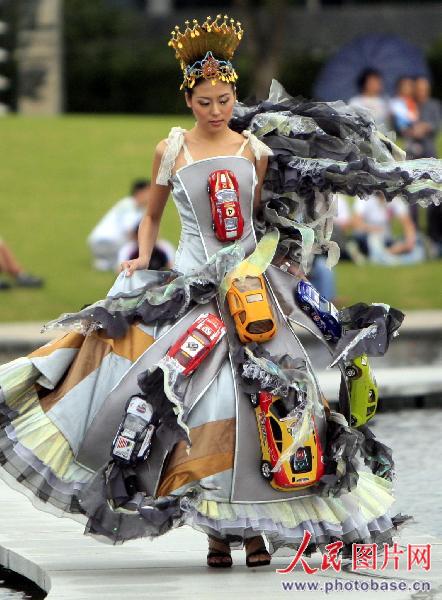 上海市の月湖彫塑公園では国慶節連休中、万博に向けて環境保護をアピールする「エコファッション」の展示イベントが行われた。