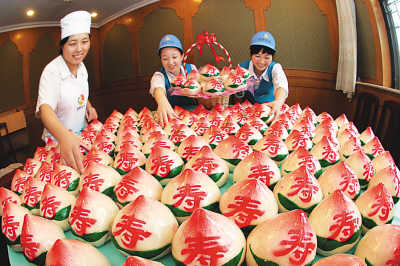 中国に古くから伝わる重陽の節句を7日にひかえ、北京の町中では、重陽の蒸し菓子や寿桃（桃形のマントー）などの節句を祝う食品が売れている。