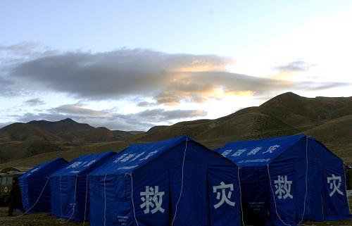 救援任務につくチベットの地震災害救援隊（10月7日）