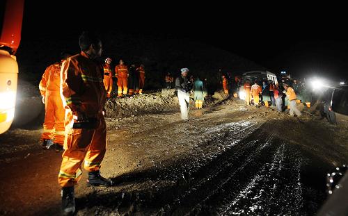 地震で遮断された道路を全力をあげて修復している救援人員たち（10月7日未明）