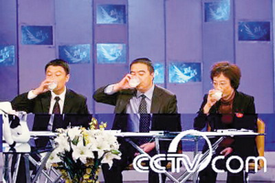 中央電視台（CCTV）の番組「対話」のなかでこのほど、「育児用粉ミルク事件」および、乳製品への信頼をテーマとした回が放送された。