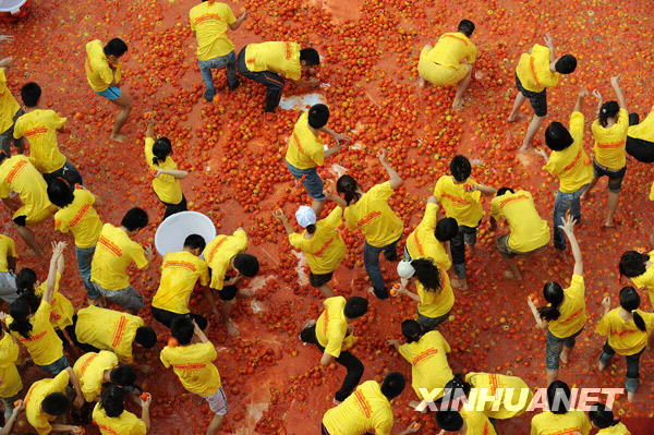  10月19日，人们在东莞“番茄大战”活动中互掷番茄。