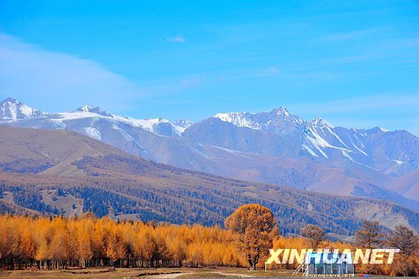 哈密地区巴里坤哈萨克自治县境内的天山风光