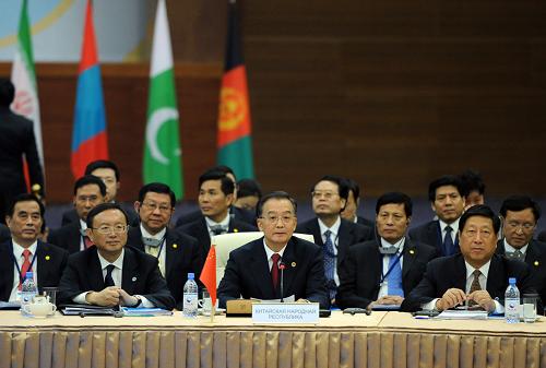 30日午前、カザフスタンの首都アスタナで開催された上海機構首脳会議で、中国の温家宝総理は「中国は他の加盟国との交流や協力を一層強化し、国際金融危機を克服するために効果的な措置を取りたい」と表明した。