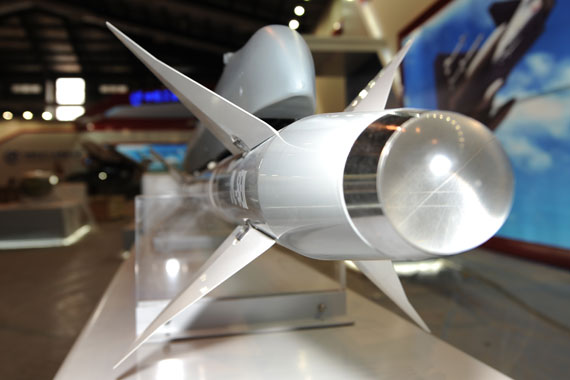 中国広東省珠海市で11月4日から開催されている第7回中国国際航空宇宙博覧会で出展された中国のPL-5EIIミサイルの誘導装置