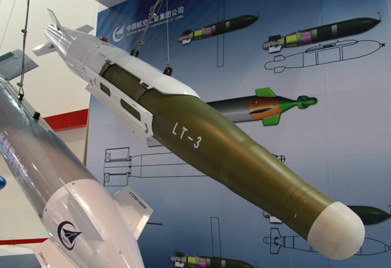 中国広東省珠海市で11月4日から開催されている第7回中国国際航空宇宙博覧会で出展された中国の国産最新型LT（雷霆）3型レーザー誘導爆弾