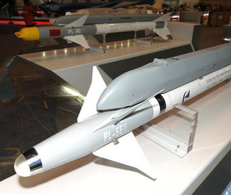 中国広東省珠海市で11月4日から開催されている第7回中国国際航空宇宙博覧会で出展された中国の米軍のAIM-9L/Mシリーズより性能が優れているPL-5EII空対空ミサイル