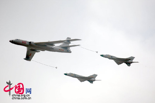 11月4日至9日中国航空航天博览会在珠海举行，图为航展现场HU-6加油机为两架歼-8D战机一起表演空中加油动作。 中国网 杨佳/摄影