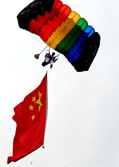 中国空軍八一落下傘部隊のパフォーマンス