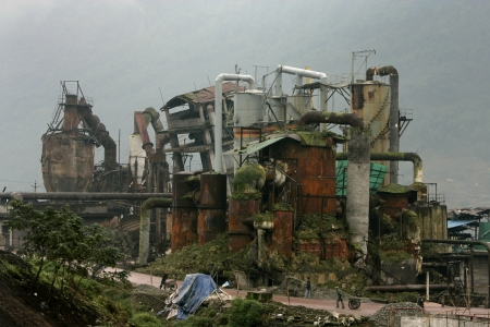 什邡市蓥华镇四川蓥峰实业有限公司化工厂，在汶川大地震中，该厂受损严重，将异地重建。