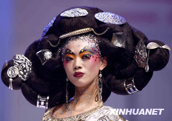 11月12日，模特在彩妆造型设计大赛上展示一款彩妆设计。