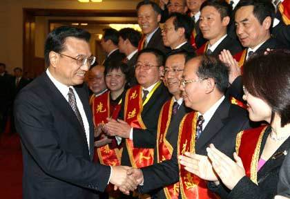 　中国の李克強副総理は5日、北京で「海外医療支援に絶え間なく取り組む」と表明した。