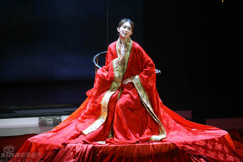 图文：林志玲手摸颈项着华美红装坐舞台中央