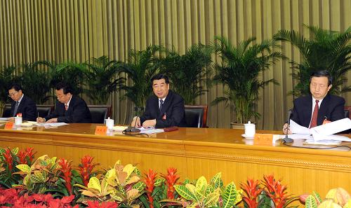 中央農村会議が27日と28日に北京で開催され、中国共産党中央政治局委員で国務院副総理の回良玉氏（中央）が中央農村会議でスピーチを行った。