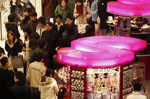 買い物客で溢れる上海人民広場にあるショッピングセンター（1月3日）