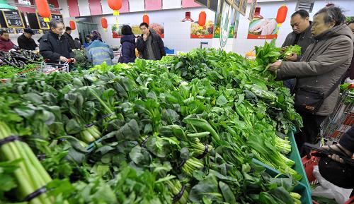 　市民たちが新鮮な野菜を選んでいるのは、ウルムチ市の青年通りにある大型スーパーマーケット「好家郷」（1月3日）。元旦の連休期間中に「好家郷」を訪れた買い物客は1万人以上に達し、売上高も例年を上回った