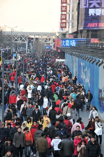 北京の西単商店街での人ごみ（1月1日）