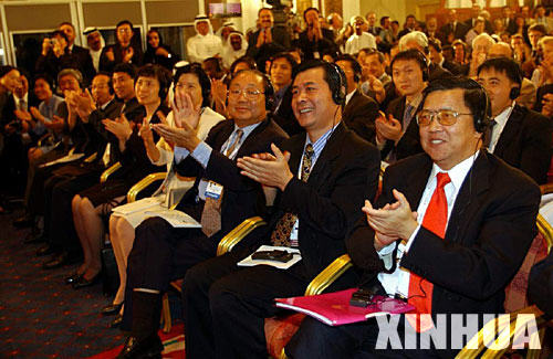 图为中国代表团副团长、外经贸部首席谈判代表龙永图（右一）及其他代表团成员在决定通过后鼓掌庆贺（2001年11月10日摄）。