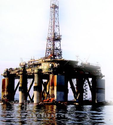 国土資源部計画局の鞠建華副局長は7日、中国の石油新規判明地質埋蔵量は2010年に30億トンから35億トンになり、2015年には年間石油生産量が2億トン以上に達して、石油の輸入依存度が約50％に落ち着くという見通しを示した。