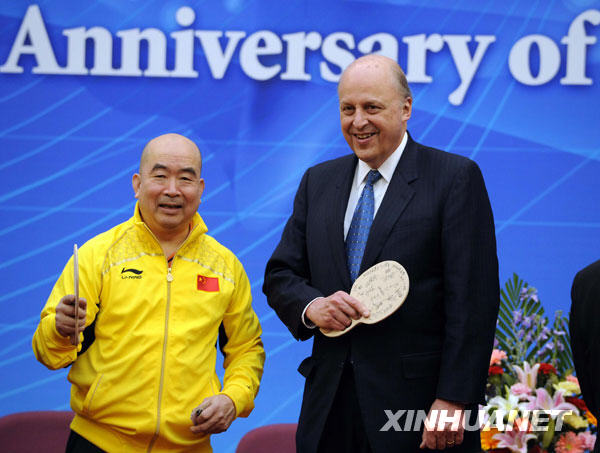 1月7日，纪念中美建交30周年乒乓球友谊赛在北京中国国家体育总局举行。中国外交部副部长王光亚和正在中国访问的美国副国务卿内格罗蓬特观摩友谊比赛。这是中美乒乓外交见证人、中国乒乓球前世界冠军梁戈亮（左）向内格罗蓬特赠送球拍。