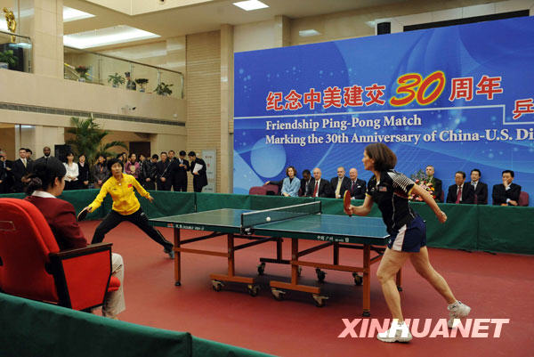 这是中美乒乓外交见证人、美国当年访华球队成员朱迪（前右）和世界冠军齐宝香在比赛中。