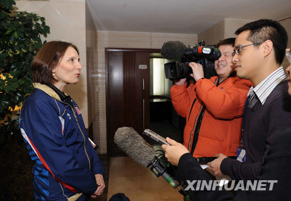 这是中美乒乓外交见证人、美国当年访华球队中最年轻的成员朱迪在接受记者采访。