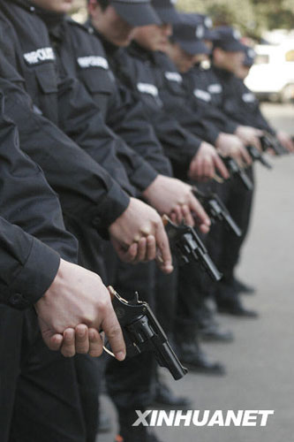 1月14日，洛阳市部分特警和巡警操用刚刚配发的国产9毫米警用转轮手枪。新华社发(张晓理 摄) 