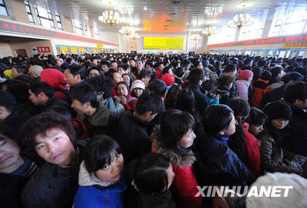 中国鉄道部の17日の発表によると、16日の全国の鉄道利用者数が502万人に達し、17日は8万人増えて510万人になると予測されている。
