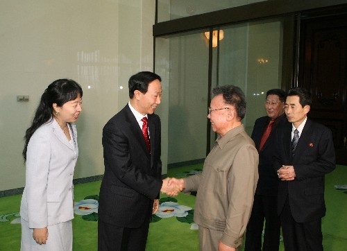 朝鮮労働党の金正日総書記（国防委員会委員長）は23日、平壌（ピョンヤン）市にある百花園迎賓館で朝鮮訪問中の中国共産党中央対外連絡部の王家瑞部長と会談した。