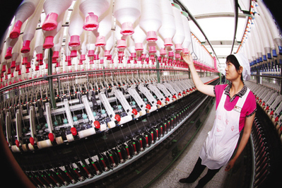 中国は2008年8月1日、11月1日、12月1日に続いて輸出税還付率を引き上げ、発表されたばかりの繊維業振興計画の中では、繊維・衣服類の輸出税還付率をさらに14%から15%に引き上げ、輸出税還付率引き上げ措置の効果が現れ始めている。