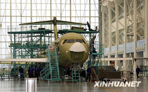 全国人民代表大会の代表で、中国航空工業集団公司科技委員会の張洪飙主任は昨日、中国が研究開発を進めている大型航空機は2014年に初飛行を行い、2016年に耐空証明を取得する予定だと述べた。