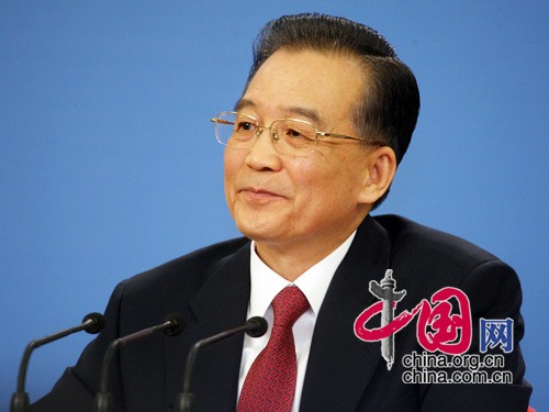 記者会見で、中国経済に自信を示す温家宝総理