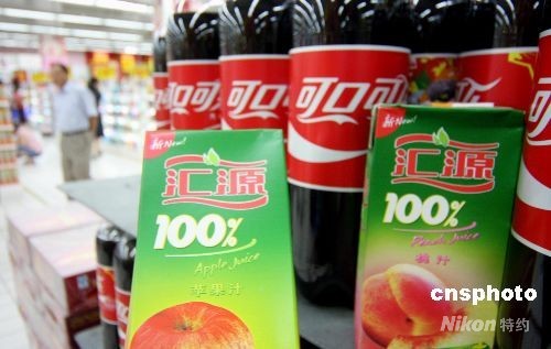 中国商務部は18日、中国の『反壟断法（独占禁止法）』に基づき、コカ・コーラによる「匯源果汁」買収案を却下したと発表した。2008年8月1日の『反壟断法』発効以来、同法律の外国企業による中国企業の買収案件への適用は初めて。