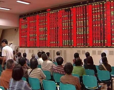 23日、上海・深セン両株式市場は高値寄り付きで始まり、一時下落に転じたが、不動産、鉄鋼、非鉄金属関連株の上昇により、上海総合指数が一挙2300ポイントの大台を取り戻した。