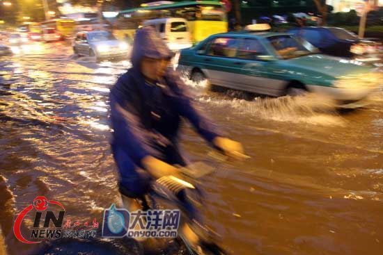 广州雷暴雨袭城到处水浸街
