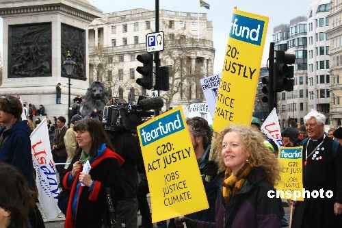 現地時間3月28日午後、数万人がロンドン街頭をデモ行進し、G20に出席する各国首脳に「人々を最優先に」、「公正な行動」、貧困、就業及び環境の変化などの問題を解決するよう要求した。