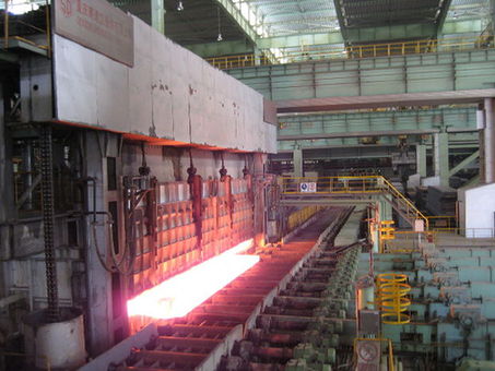 『日本経済新聞』の5日の報道によると、中国鉄鋼大手の世界鉄鋼企業における順位上昇や、コスト競争力の向上により、日中鉄鋼大手の世界市場における競争は激化の様相を呈しているという。