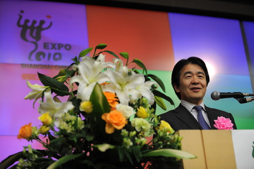 基調スピーチをする日本の著名経済学者の竹中平蔵氏