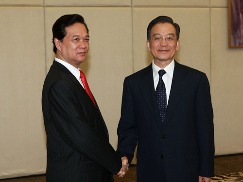 4月17日、博鰲（ボアオ）アジアフォーラムに出席するため海南省三亜市に到着したベトナムのグエン・タン・ズン首相（左）と会見する中国の温家宝総理（右）。