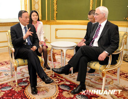 5月11日，在英国伦敦兰开斯特宫，中国国务院副总理王岐山（左一）和英国财政大臣阿利斯泰尔·达林（左四）在第二次中英经济财金对话前会谈。当日，主题为“中英加强合作支持可持续发展”的第二次中英经济财金对话在伦敦举行，中国国务院副总理王岐山和英国财政大臣达林共同主持这次对话。